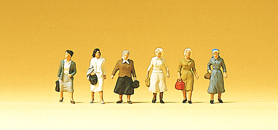 Female Commuters<br /><a href='images/pictures/Preiser/75017.jpg' target='_blank'>Full size image</a>
